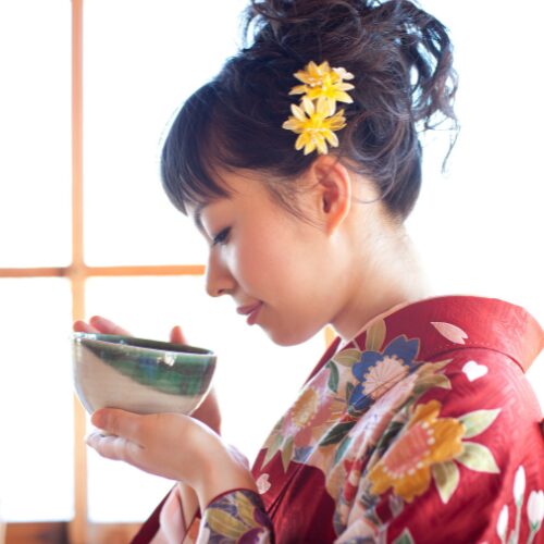 茶道をする女性
