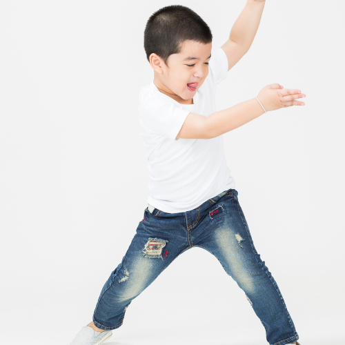 踊る男の子